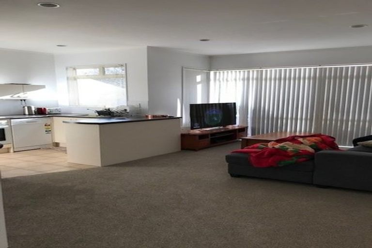 Photo of property in 2/1-5 Gleanor Avenue, Oteha, Auckland, 0632