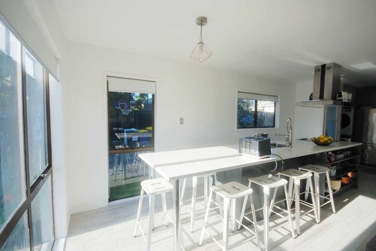 Photo of property in 11 Elvira Place, Ranui, Auckland, 0612