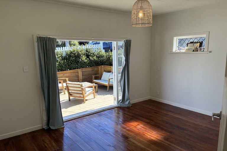 Photo of property in 71 Queens Drive, Lyall Bay, Wellington, 6022