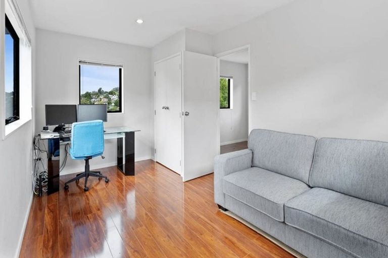Photo of property in 30 Mannering Place, Hillcrest, Auckland, 0627