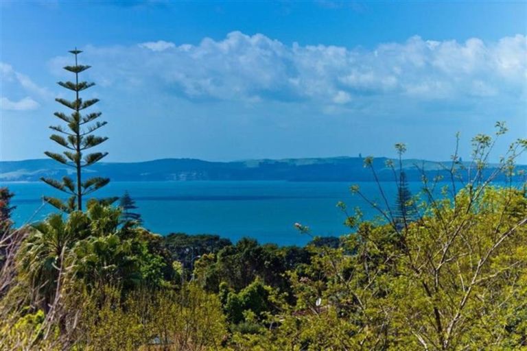 Photo of property in 4 Honeysuckle Lane, Mairangi Bay, Auckland, 0630