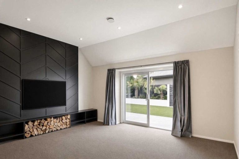 Photo of property in 3 Fieldmoor Place, Parklands, Christchurch, 8083