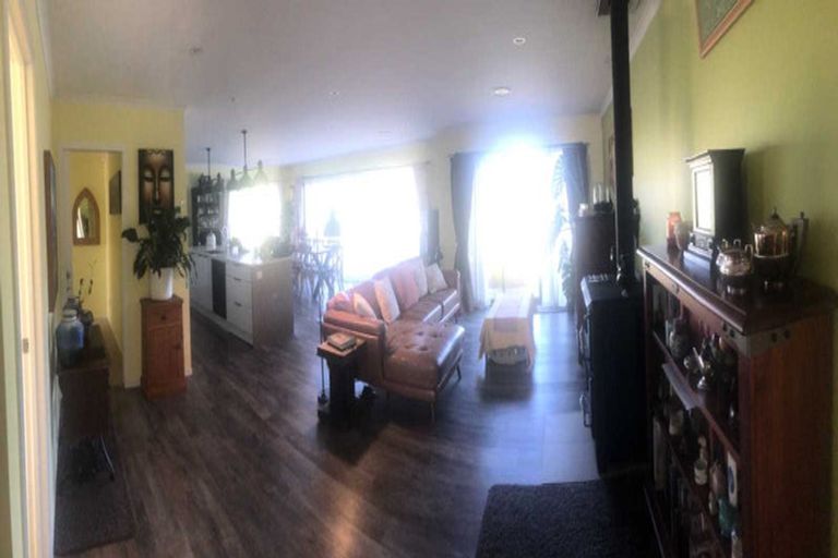 Photo of property in 2 Te Ara Karoiroa Road, Hurford, New Plymouth, 4374