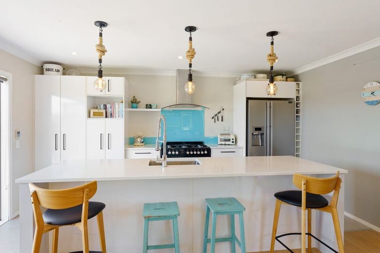 Photo of property in 35 Simpson Crescent, Raumati Beach, Paraparaumu, 5032