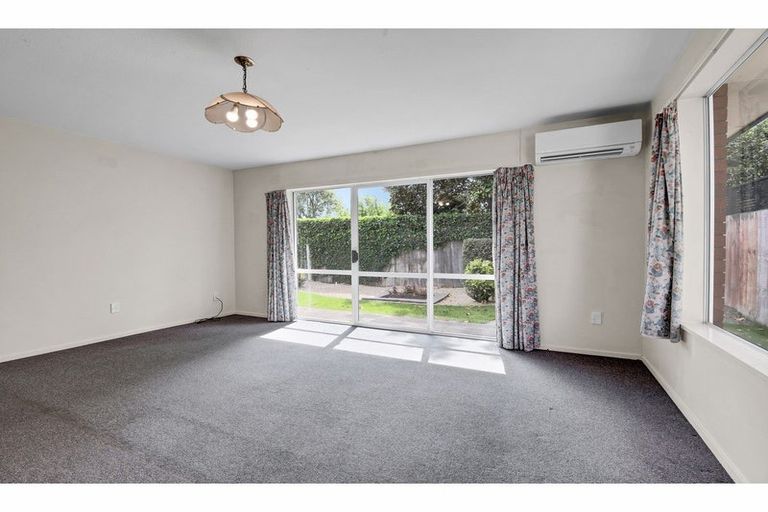Photo of property in 2/86 Aorangi Road, Bryndwr, Christchurch, 8053