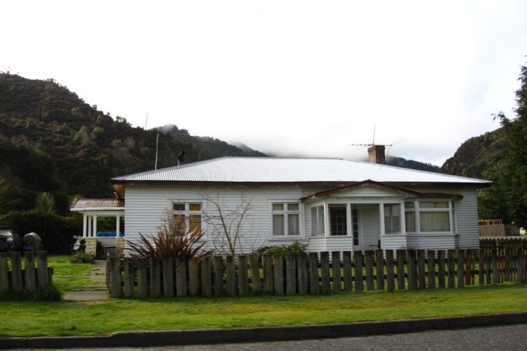 Photo of property in 14 Broadway, Reefton, 7830
