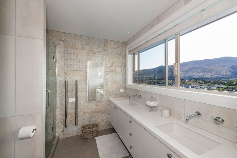 Photo of property in 11 Barclay Place, Wanaka, 9305