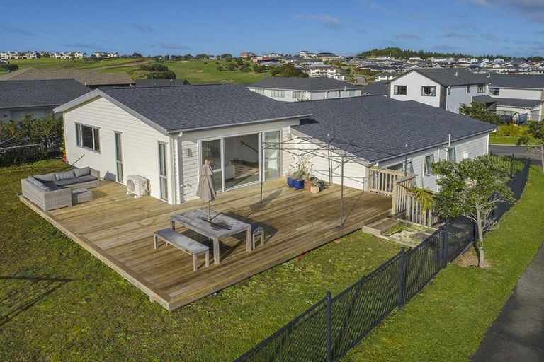 Photo of property in 33 Kaipuke Crescent, Gulf Harbour, Whangaparaoa, 0930