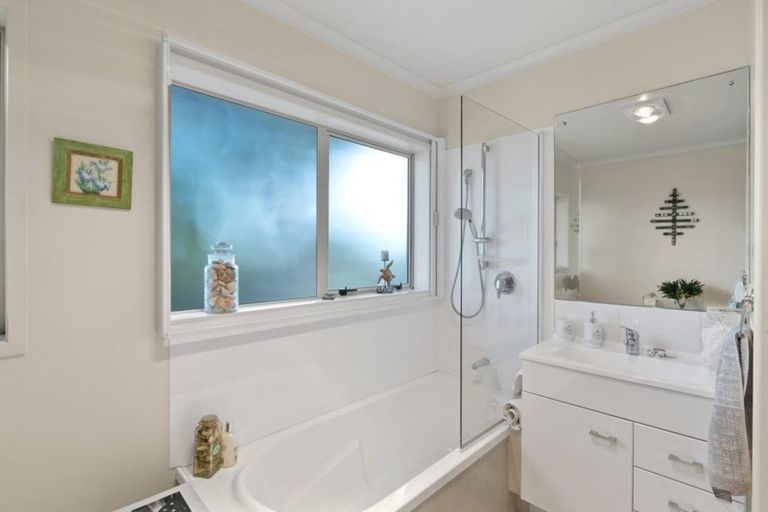 Photo of property in 6 Orewa Street, Torbay, Auckland, 0630