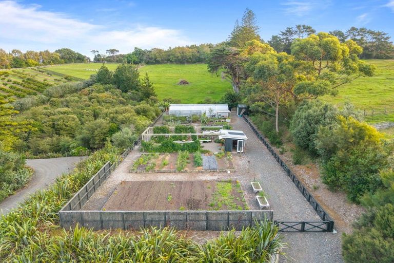Photo of property in 376 Taiapa Road, Muriwai, Waimauku, 0881