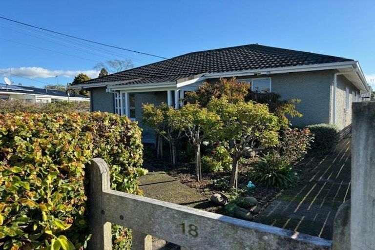 Photo of property in 18 Queens Road, Glen Avon, New Plymouth, 4312