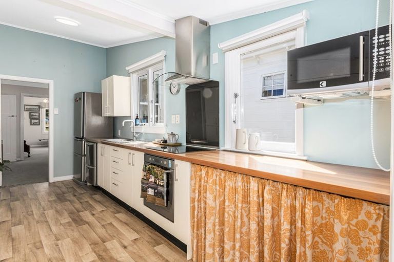 Photo of property in 69 Marine Parade, Eastbourne, Lower Hutt, 5013