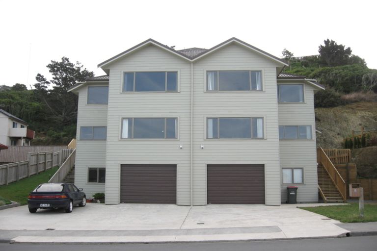 Photo of property in 6 Domett Street, Newlands, Wellington, 6037