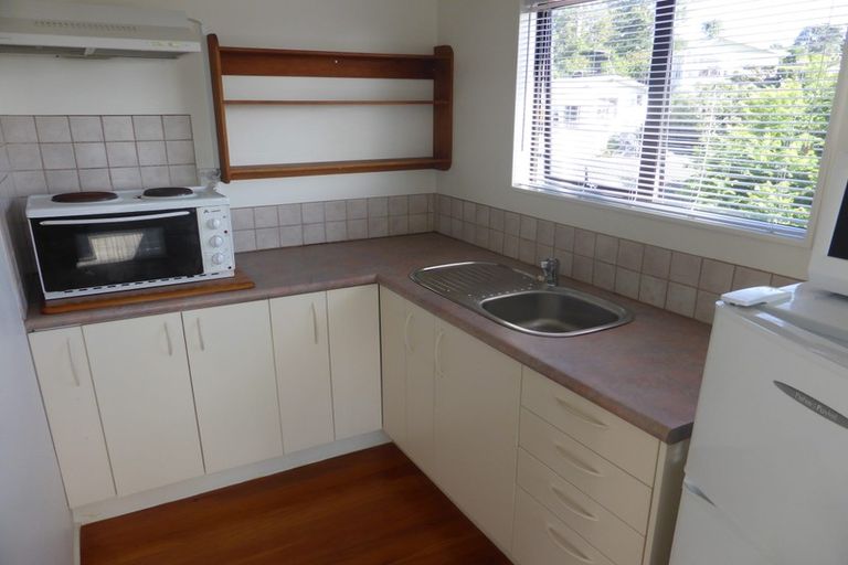 Photo of property in 33 John Dee Crescent, Red Beach, 0932