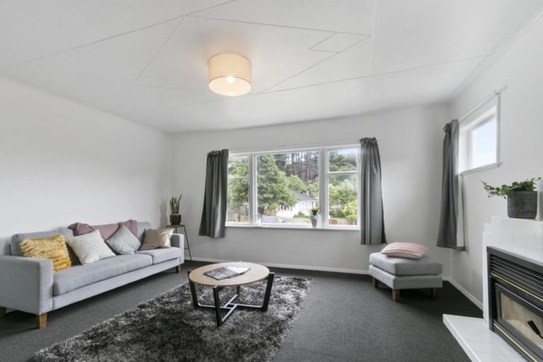 Photo of property in 35 Lees Grove, Wainuiomata, Lower Hutt, 5014