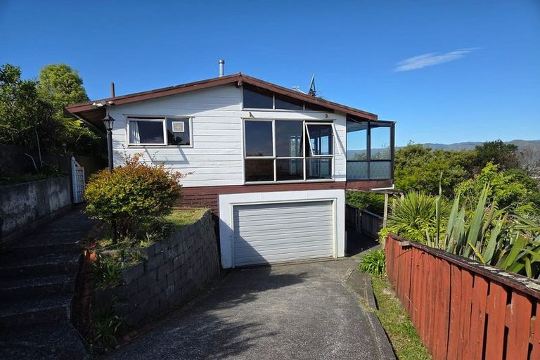 Photo of property in 3 Chestnut Grove, Maungaraki, Lower Hutt, 5010