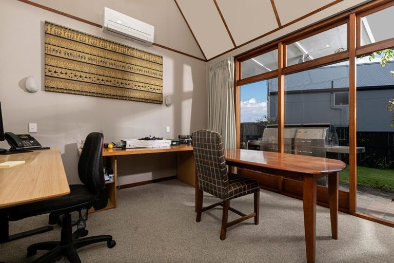 Photo of property in 15 Fairlea Road, Te Atatu South, Auckland, 0610