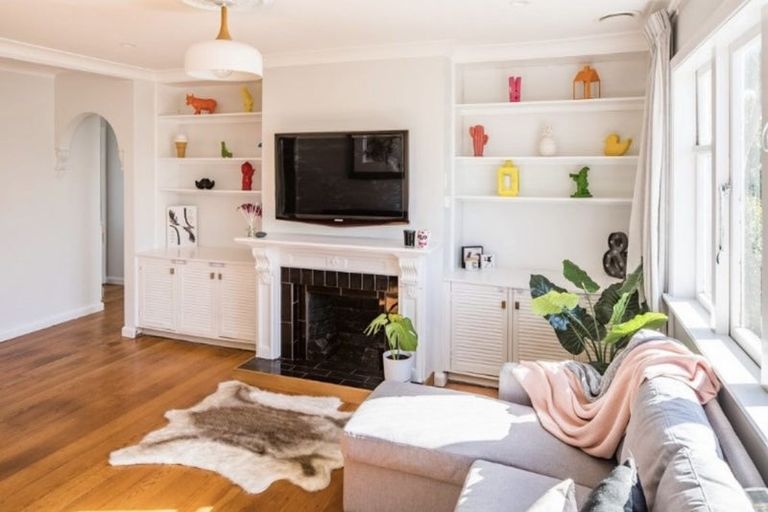 Photo of property in 206 Miromiro Road, Normandale, Lower Hutt, 5010