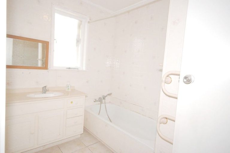 Photo of property in 14 Minaret Drive, Bucklands Beach, Auckland, 2014