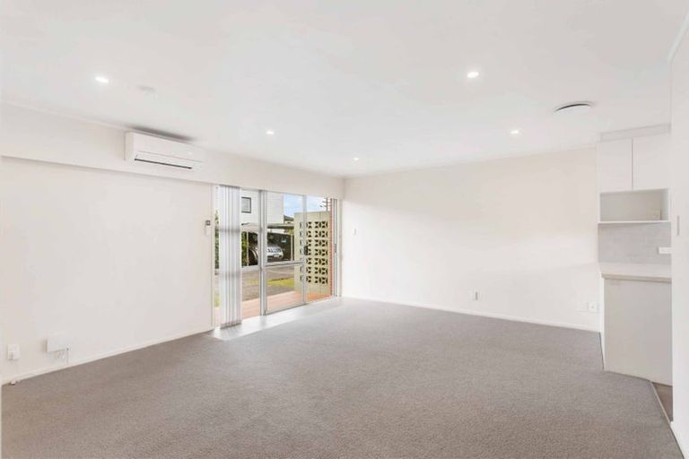 Photo of property in 2/5 Sylvan Crescent, Te Atatu South, Auckland, 0610