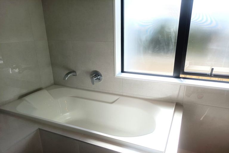 Photo of property in 27 Sheridan Drive, New Lynn, Auckland, 0600