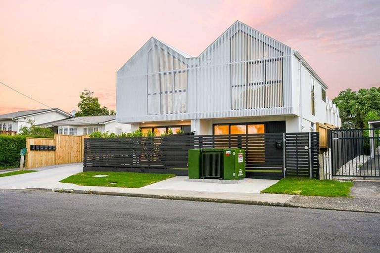 Photo of property in 2/11 Paramu Avenue, Birkdale, Auckland, 0626