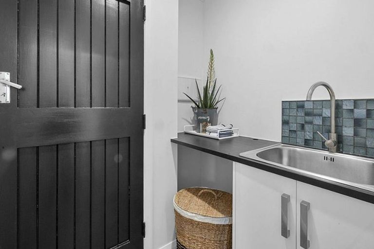 Photo of property in 390 Mangorei Road, Merrilands, New Plymouth, 4312