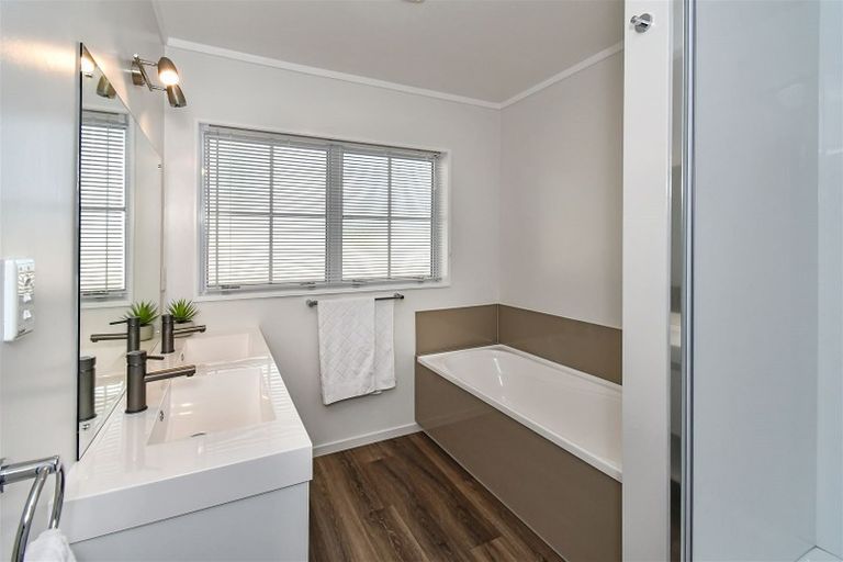 Photo of property in 2/2 Tampin Road, Hillpark, Auckland, 2102