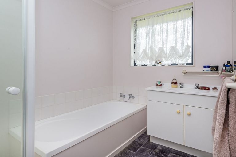 Photo of property in 21 Pitt Avenue, Clendon Park, Auckland, 2103