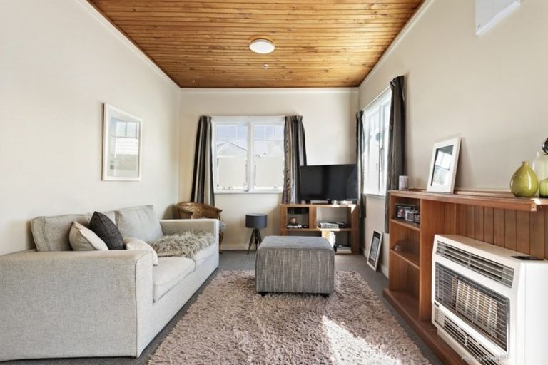 Photo of property in 2 Linwood Way, Island Bay, Wellington, 6023