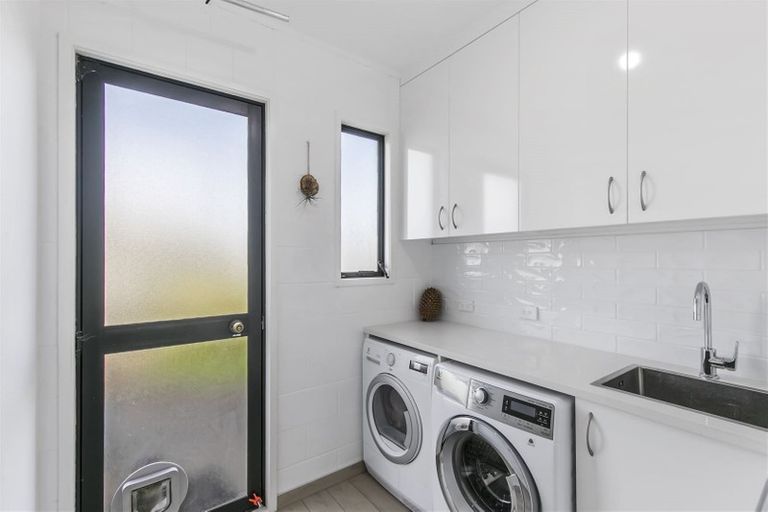 Photo of property in 14 Rifleman Rise, Unsworth Heights, Auckland, 0632