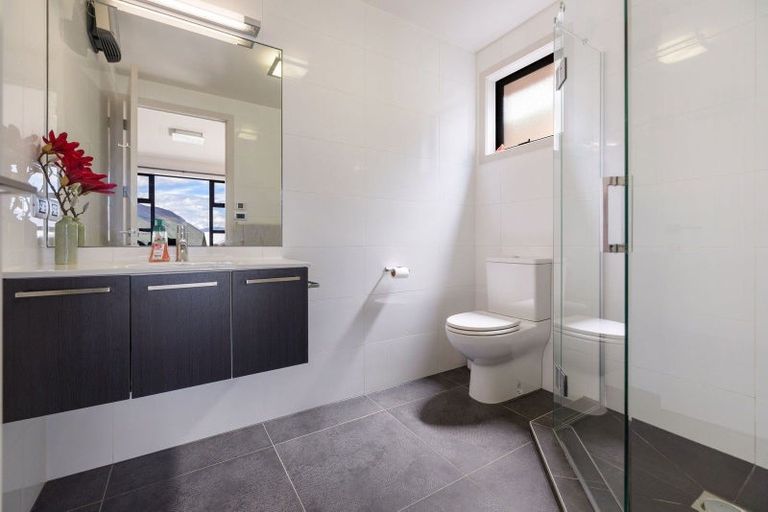 Photo of property in 70 Wynyard Crescent, Fernhill, Queenstown, 9300