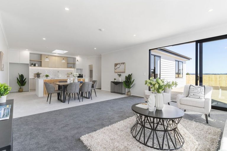 Photo of property in 21 Korowhiti Road, Clarks Beach, 2122