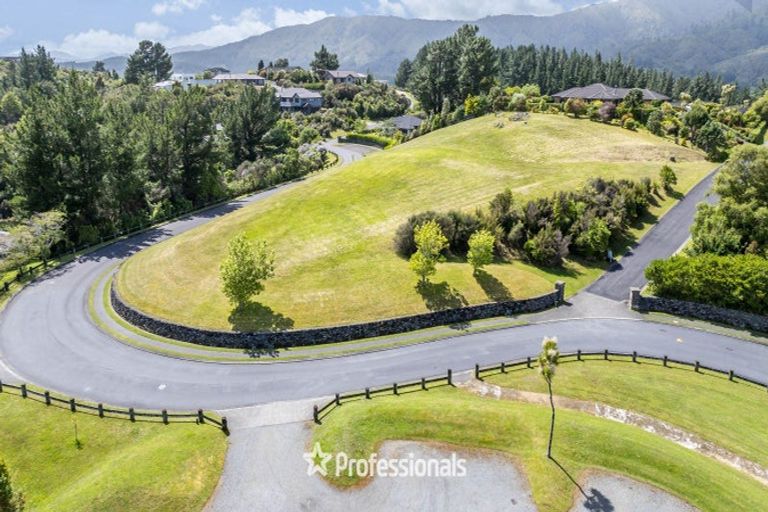 Photo of property in 18 Mount Marua Way, Timberlea, Upper Hutt, 5018