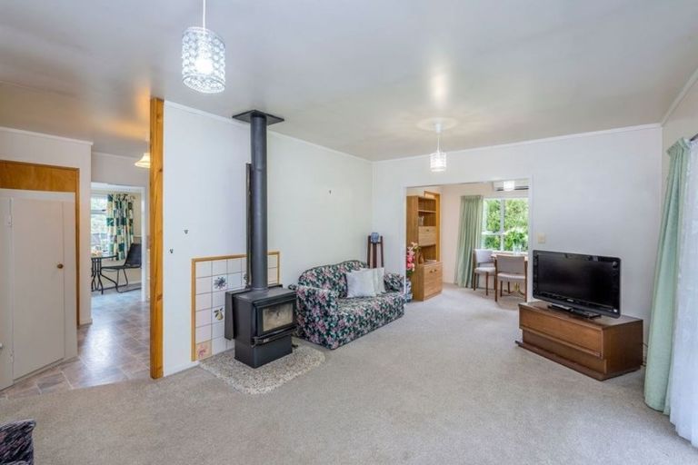 Photo of property in 12 Poneke Drive, Waikanae, 5036