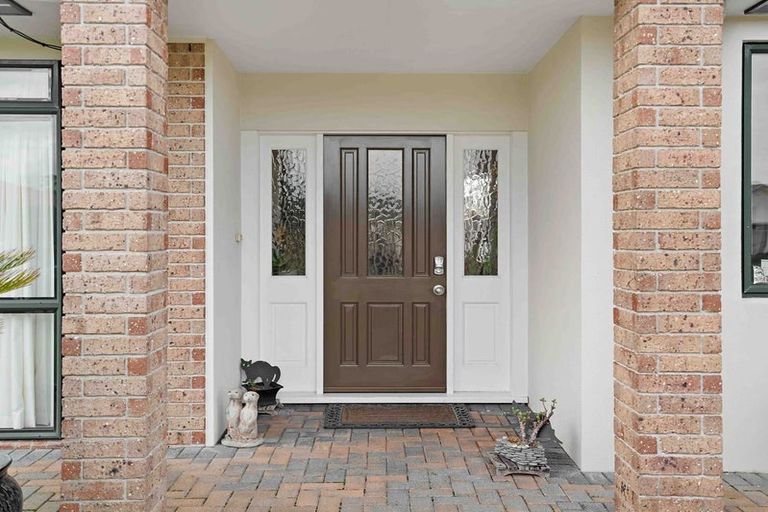 Photo of property in 32 Connemara Court, West Harbour, Auckland, 0618