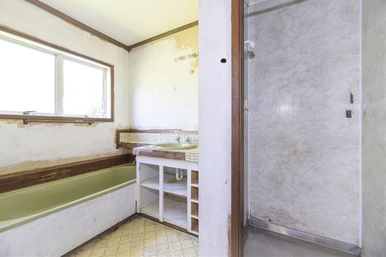 Photo of property in 46 Mountain Road, Henderson Valley, Auckland, 0612