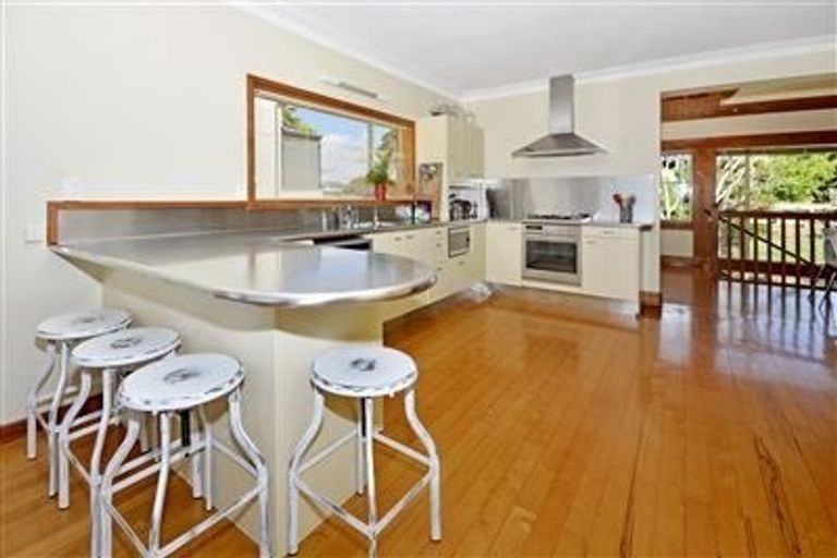 Photo of property in 28 Churchill Road, Murrays Bay, Auckland, 0630
