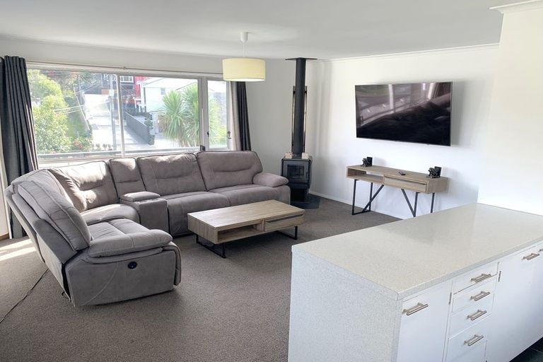 Photo of property in 34 Ranui Terrace, Tawa, Wellington, 5028