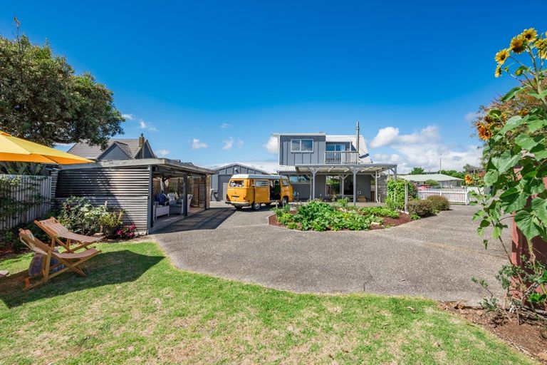 Photo of property in 14 Goldie Place, Waikanae Beach, Waikanae, 5036