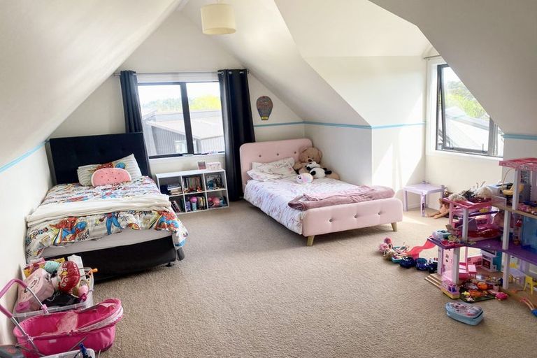 Photo of property in 2/8 Sunward Rise, Glenfield, Auckland, 0629