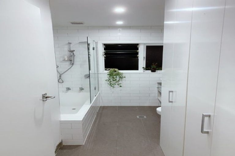 Photo of property in 2/134 Onewa Road, Northcote, Auckland, 0627