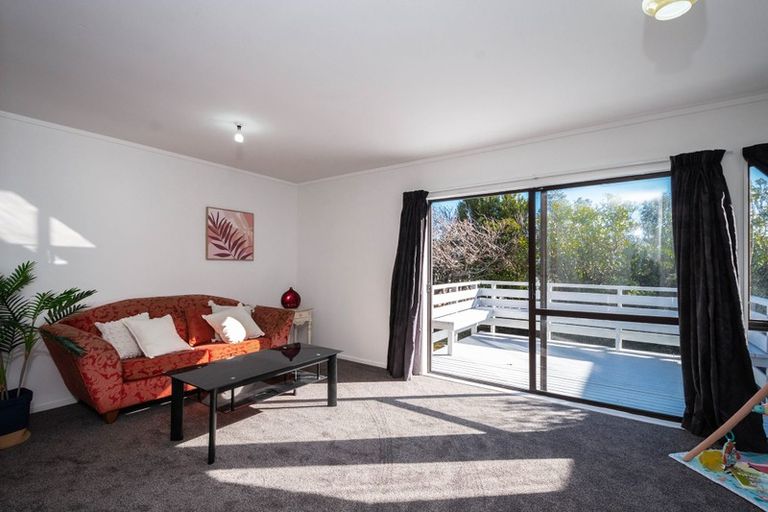 Photo of property in 11b Warrington Grove, Newlands, Wellington, 6037