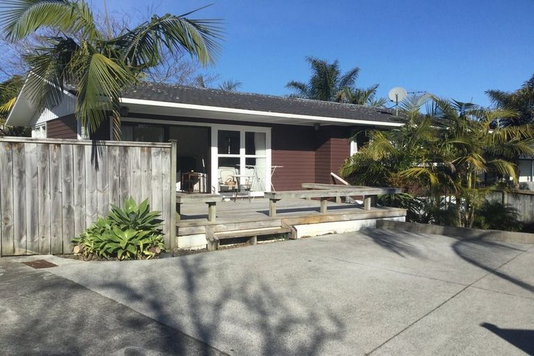 Photo of property in 21 Lantana Road, Green Bay, Auckland, 0604