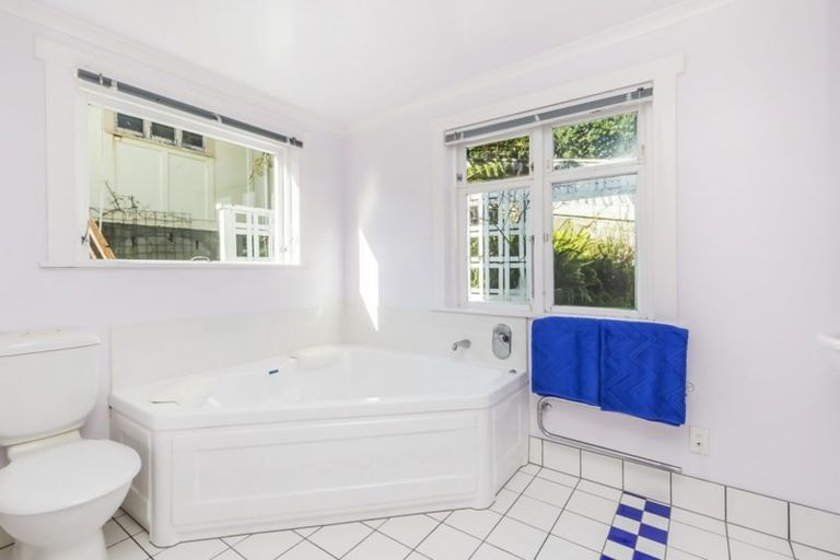 Photo of property in 31 Melbourne Road, Island Bay, Wellington, 6023