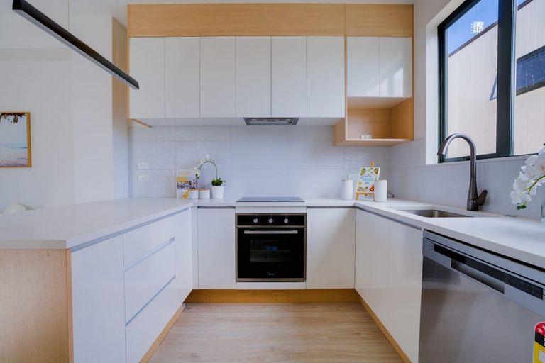 Photo of property in 12 South Pacific Place, Henderson, Auckland, 0612