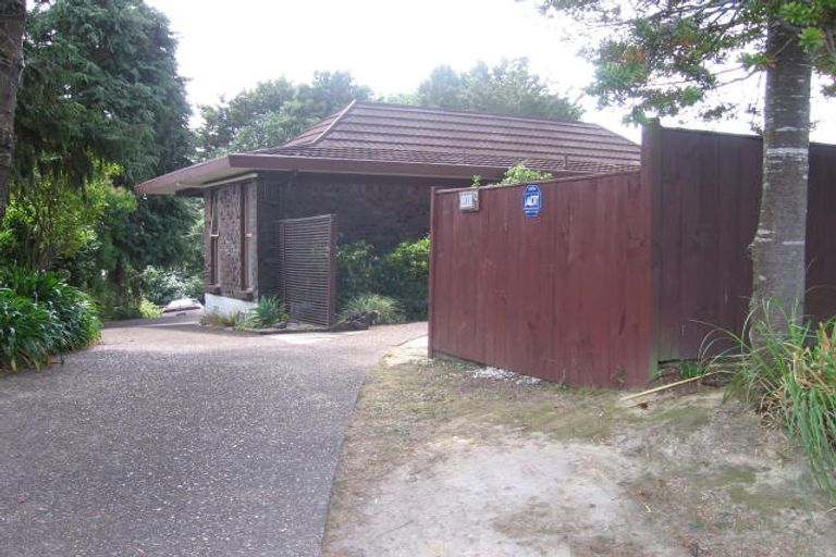 Photo of property in 1/311 Wairau Road, Totara Vale, Auckland, 0627