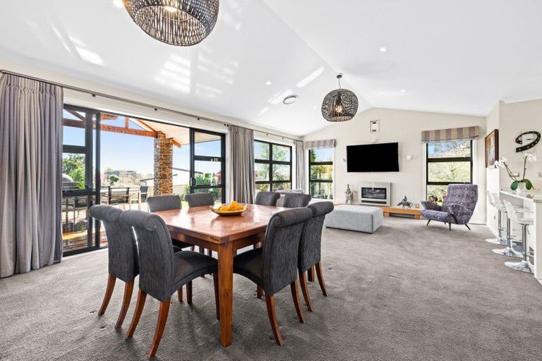 Photo of property in 2 Burbury Ridge, Havelock North, 4130