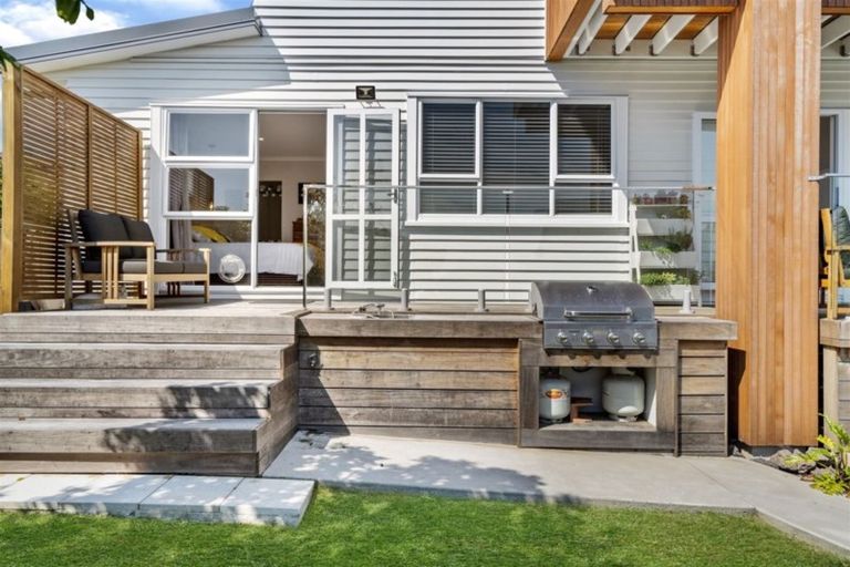 Photo of property in 2/9 Folkestone Street, Murrays Bay, Auckland, 0630