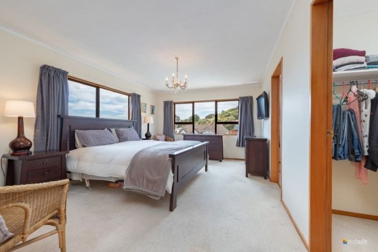 Photo of property in 16 Kinnel Grove, Papakowhai, Porirua, 5024